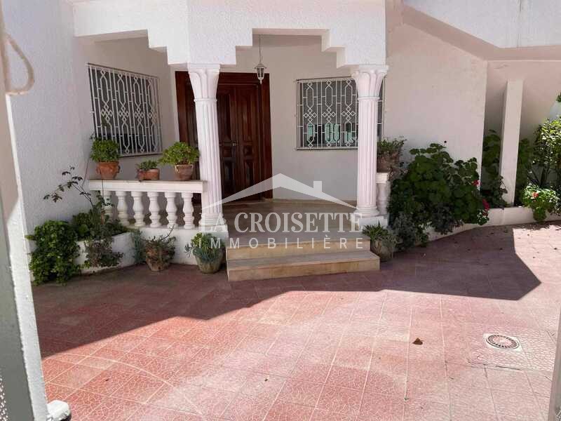 Villa S+4 classique avec deux appartement S+2 modernes à La Soukra